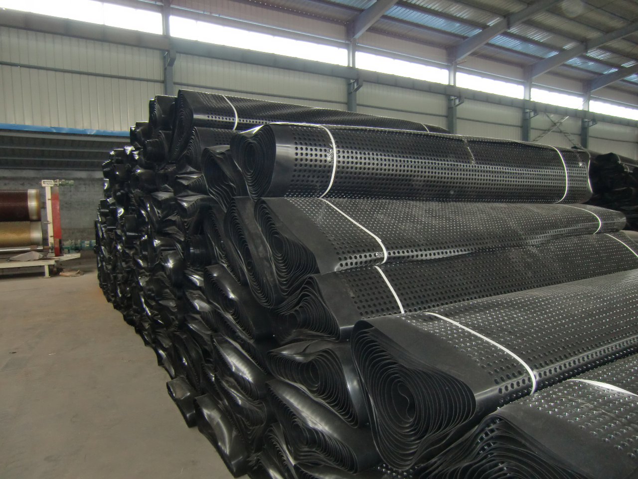 什么是塑料排水板?它比传统排水系统的优势在哪里?