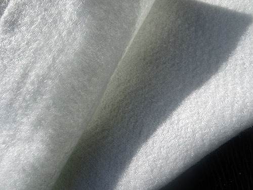 聚酯长丝烧毛土工布铺设时候应注意什么?