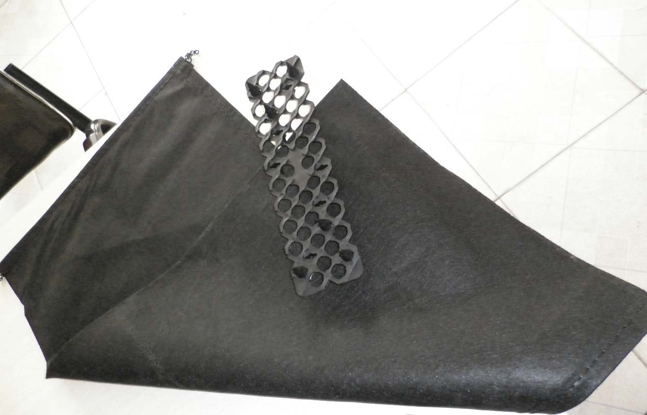 生态袋之间的连接扣(锁扣)可形成稳定三角形