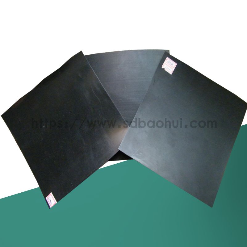 HDPE膜在渗沥液碎石导排层施工中的保护方法 垃圾填埋区面积大,如何防止HDPE膜损坏?